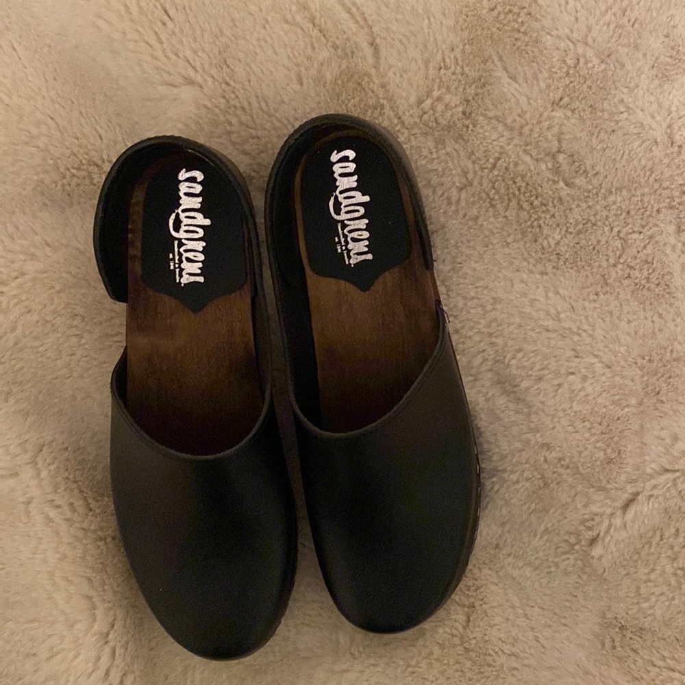 EUC SANDGRENS CLOGS.